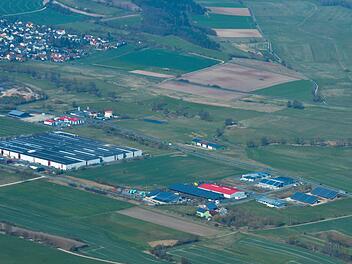 Das Luftbild zeigt das Industriegebiet Ost II am südlichen Ortsrand von Burgebrach. Dort liegt das Grundstück, das auf seine Eignung für den Ersatzneubau der Bamberger JVA geprüft wird. Foto: Ronald Rinklef