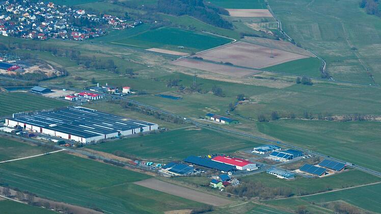 Das Luftbild zeigt das Industriegebiet Ost II am südlichen Ortsrand von Burgebrach. Dort liegt das Grundstück, das auf seine Eignung für den Ersatzneubau der Bamberger JVA geprüft wird. Foto: Ronald Rinklef