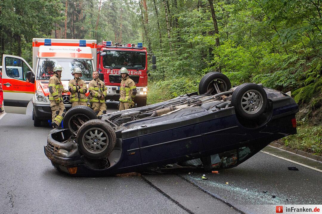 Autofahrer kommt von Fahrbahn ab und überschlägt sich