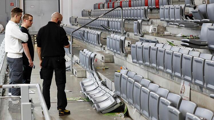 Bestandsaufnahme - die serbischen Fans rissen ganze Sitzreihen aus der Verankerung. Fotos: Daniel Löb