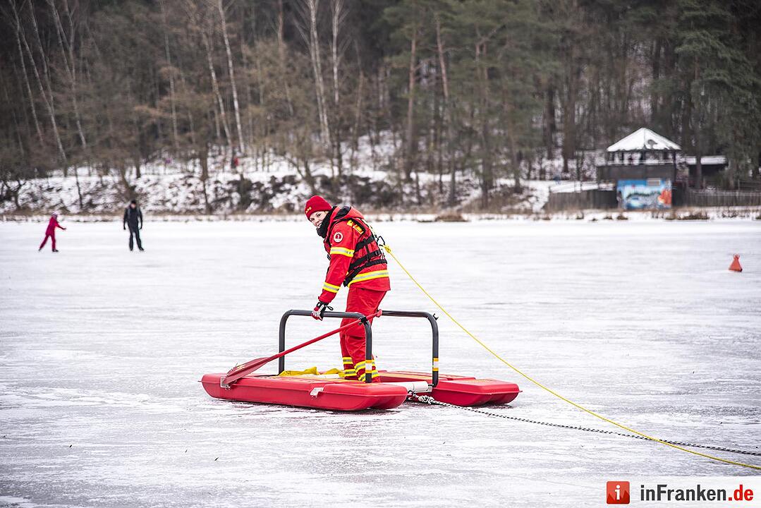 Eislaufverbot auf Dechsendorfer Weiher - DLRG-Kräfte sind vor Ort
