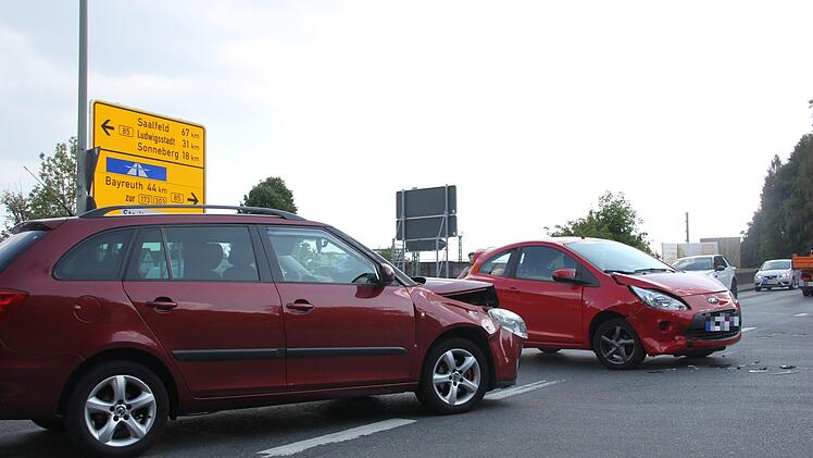 Am Mittwochnachmittag (5. September 2018) hat die Fahrerin des Ford Ka in Kronach beim Linksabbiegen von der Ludwigsstädter in die Breitenloher Straße den Skoda Fabia übersehen.  Foto: Andreas Schmitt