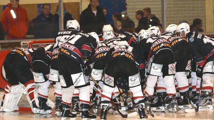 Es geht los: Nach vier Wochen intensiver Vorbereitung starten die Haßfurt Hawks am Sonntag um 17.30 Uhr in die Landesligarunde 2018/2019. Mit den "Crocodiles" des ESV Waldkirchen wartet gleich zum Auftakt zwar ein richtiger harter Brocken, doch die Kreisstädter wollen sich wie schon in Schweinfurt als eingeschworene Truppe präsentieren. Ralf Naumann