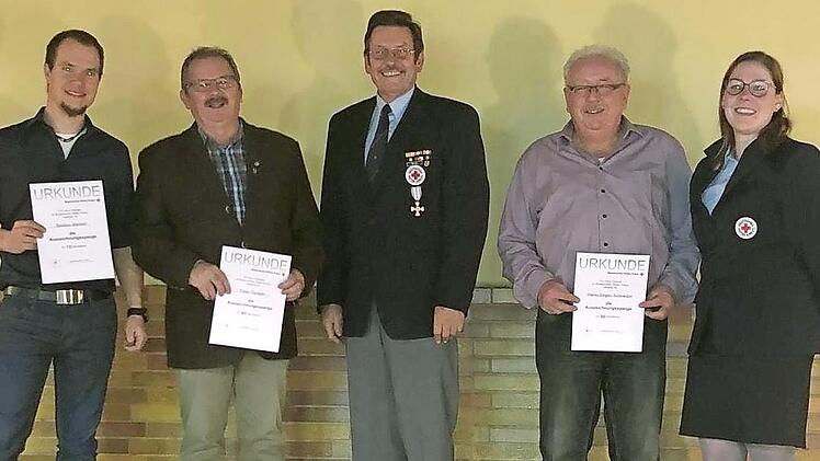 Kreisbereitschaftsleiterin Kathrin Halbleib (rechts) zeichnete (von links) Bastian Markert für 15 Jahre, Peter Pankerl für 45 Jahre, Harald Behnke für 50 Jahre und Hans-Jürgen Schneider ebenfalls für 50 Jahre Kreisbereitschaft aus.  Foto: Jonas Schneider