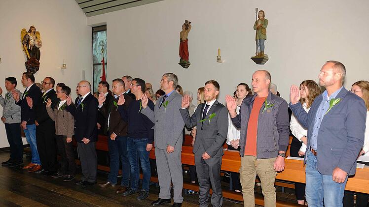 Elf neue Feldgeschworene hoben im Gottesdienst zum Treueschwur feierlich ihre Hände. (V.l.): Stefan Metz, Johannes Büttner, Mario Köth, Andreas Bauer, Elmar Brehm, Alexander Schmitt, Christoph Kröckel, Bernhard Schroll, Stefan Wehner sowie Thomas Zehe und Michael Hauck.