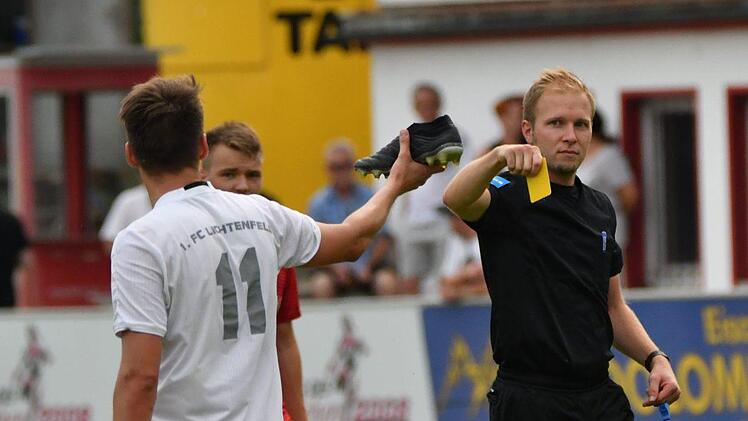 Ver&auml;rgert war der Lichtenfelser Dennis Schunke, als ihm im Zweikampf der Schuh vom Gegner heruntergetreten wurde. Doch anstatt Freisto&szlig; f&uuml;r ihn gab es den f&uuml;r den Gegner und dar&uuml;ber regte er sich zurecht auf.