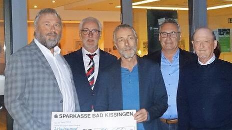Den Scheck über 10 000 Euro überreichte Lions-Präsident Roland Korpak (links) an Dr. Peter Scheuerpflug, Menschenskinder e.V. Unterfranken (Mitte). Die drei Initiatoren des Charity-Cups waren die Lions-Freunde Dr. Roland Köth, (2. von links, Rolf Walter (rechts) und Mathias Stöth (2. von rechts)