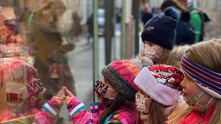 Auf der Suche nach dem eigenen Stiefel, den hoffentlich der Nikolaus befüllt hat, sitzen die Masken schon.