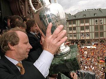 Als Fußballer (der "Terrier") und als Trainer war Berti Vogts - hier auf dem Frankfurter Römer nach dem Gewinn der Europameisterschaft 1996 - erfolgreicher denn als Schauspieler. Gleichwohl brachte er es zu einem Gastauftritt im "Tatort" und sagte den legendären Satz: "Gebt dem Kaninchen eine Möhre extra." Heute dürfen bayerische Minister die Staatsregierung in einer Fernsehserie loben. Foto: Arne Dedert / dpa
