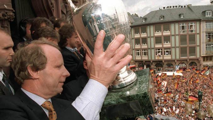 Als Fußballer (der "Terrier") und als Trainer war Berti Vogts - hier auf dem Frankfurter Römer nach dem Gewinn der Europameisterschaft 1996 - erfolgreicher denn als Schauspieler. Gleichwohl brachte er es zu einem Gastauftritt im "Tatort" und sagte den legendären Satz: "Gebt dem Kaninchen eine Möhre extra." Heute dürfen bayerische Minister die Staatsregierung in einer Fernsehserie loben. Foto: Arne Dedert / dpa