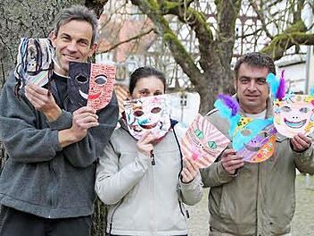 Arno Reuscher, Christine Schikora und Wolfgang Joa vom "Kaufhaus" Mürscht präsentieren einige Gewinner-Masken.  Foto: Thomas Malz