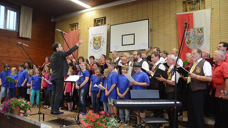 Mit Freude sangen die Rennsteigspatzen zusammen mit dem Männerchor Edelweiß Windheim und dem Gemischten Chor aus Steinach/Thüringen einige Lieder und begeisterten die Zuhörer. Dirigent Markus Häßler leitete an dem Liederabend gleich vier Chöre.