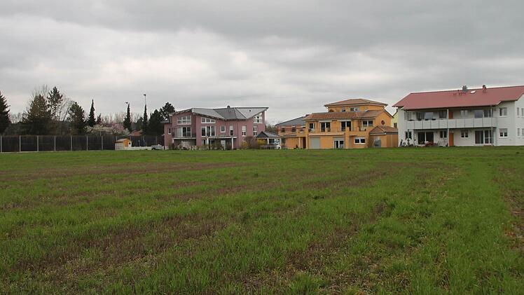Das Bild zeigt im Hintergrund das Melkendorfer Baugebiet Siegberg I mit der Lärmschutzwand zur Straße (links). Im Vordergrund ist die Fläche zu sehen, die im zweiten Abschnitt bebaut wird. Foto: Alexander Hartmann