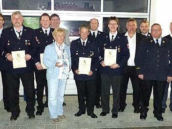 Unser Bild zeigt die vom Kreisfeuerwehrverband und der Gössenreuther Wehr geehrten Aktiven und Mitglieder zusammen mit den Ehrengästen und der Vorstandschaft vor dem Feuerwehr-Gerätehaus.  Foto: Klaus-Peter Wulf