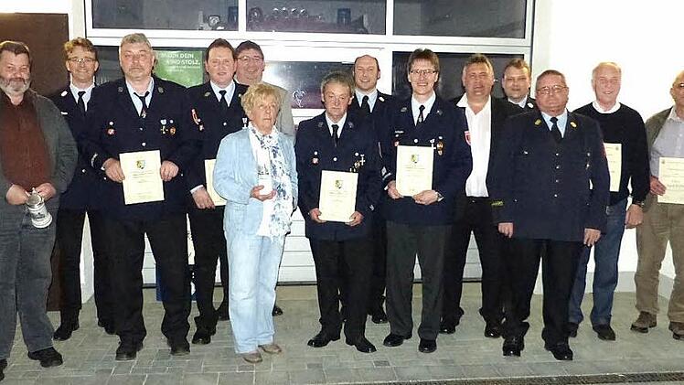 Unser Bild zeigt die vom Kreisfeuerwehrverband und der Gössenreuther Wehr geehrten Aktiven und Mitglieder zusammen mit den Ehrengästen und der Vorstandschaft vor dem Feuerwehr-Gerätehaus.  Foto: Klaus-Peter Wulf