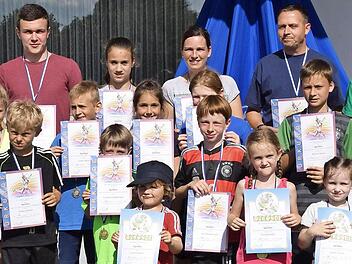 Die Vereinsmeister und die Sieger der jeweiligen Altersklassen, vordere Reihe von links: Emil Hudzik, Eva Glöckler, Emma Nagel, Max Nagel; 2. Reihe: Niklas Stüber, Leandro Hemberger, Luca Hemberger; 3. Reihe: Vanessa Stüber, Linus Bayer, Hannah Pusch, Nina Schroll, Moritz Franz, Maximilian Florschütz, letzte Reihe: Holger Schmitt, Bettina Glöckler, Philip Greubel, Sophie Schmitt, Martina Thurm, Alex Gröning, Tim Gröning und Lisa Franz Foto: TSV Arnshausen