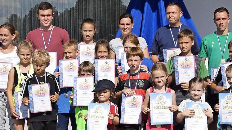 Die Vereinsmeister und die Sieger der jeweiligen Altersklassen, vordere Reihe von links: Emil Hudzik, Eva Glöckler, Emma Nagel, Max Nagel; 2. Reihe: Niklas Stüber, Leandro Hemberger, Luca Hemberger; 3. Reihe: Vanessa Stüber, Linus Bayer, Hannah Pusch, Nina Schroll, Moritz Franz, Maximilian Florschütz, letzte Reihe: Holger Schmitt, Bettina Glöckler, Philip Greubel, Sophie Schmitt, Martina Thurm, Alex Gröning, Tim Gröning und Lisa Franz Foto: TSV Arnshausen