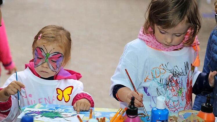 Die kleine Milena und Mara malten bei der Kids-Kerwa fleißig bunte Bilder.  Fotos: Franz Galster