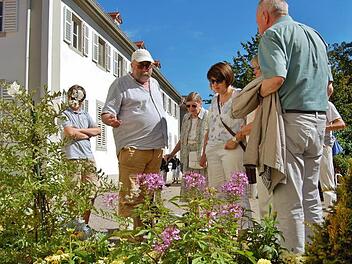 Kurgärtner Roland Metz (2. von links) kennt jede Pflanze im Bad Bockleter Kurgarten.  Fotos: Sigismund von Dobschütz