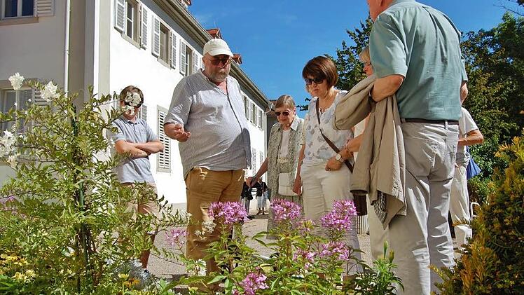 Kurgärtner Roland Metz (2. von links) kennt jede Pflanze im Bad Bockleter Kurgarten.  Fotos: Sigismund von Dobschütz