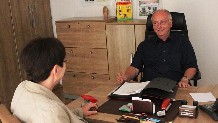 Knapp 40 Mitarbeiter sind beim Awo-Kreisverband Coburg beschäftigt. Personalgespräche gehören auch zu den Aufgaben des Awo-Kreisvorsitzenden Hubert Joppich. Foto: Carsten Höllein