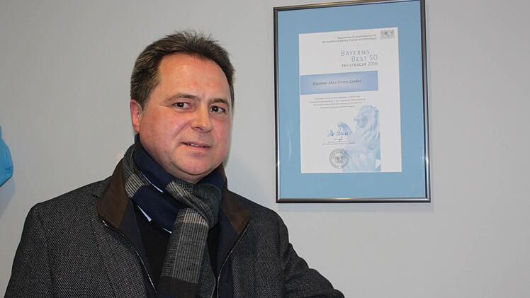 Kilian Stürmer ist stolz auf den 2016 verliehenen Wirtschaftspreis. Foto: Schreiber