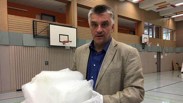 Uwe Schardt räumt Verpackungsmaterial auf.Foto: Anette Schreiber