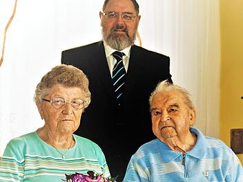 Als Gründungsmitglied des Ortsvereins wurde Alfons Jahn (rechts) geehrt, links Irmgard Jahn, dahinter Vorsitzender Hubert Walter Foto: privat