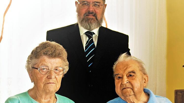 Als Gründungsmitglied des Ortsvereins wurde Alfons Jahn (rechts) geehrt, links Irmgard Jahn, dahinter Vorsitzender Hubert Walter Foto: privat