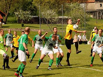 Der Fürnbacher Kapitän Nico Schenk (2. v. r.) bringt den Ball nicht an Gästekeeper Markus Vollert vorbei. Fotos: Günther Geiling