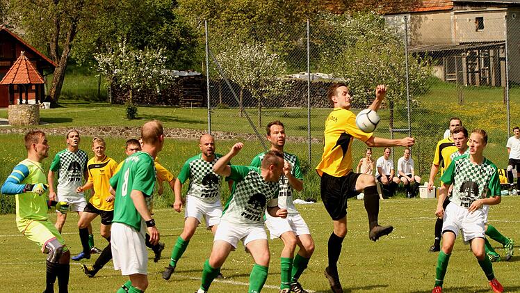 Der Fürnbacher Kapitän Nico Schenk (2. v. r.) bringt den Ball nicht an Gästekeeper Markus Vollert vorbei. Fotos: Günther Geiling