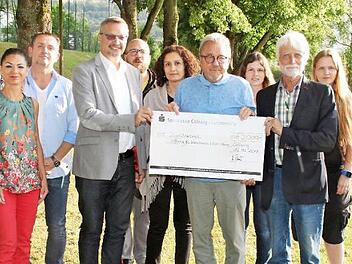 Die Stiftung f&uuml;r krebskranke Kinder Coburg freut sich &uuml;ber eine Spende von 2000 Euro. Bei einer Benefizveranstaltung der Oldstars des DJK /Viktoria Coburg zogen viele Mitglieder an einem Strang und machten so eine Spende f&uuml;r krebskranke Kinder und ihre Familien m&ouml;glich.  Foto: Wolfgang Desombre