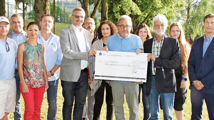 Die Stiftung f&uuml;r krebskranke Kinder Coburg freut sich &uuml;ber eine Spende von 2000 Euro. Bei einer Benefizveranstaltung der Oldstars des DJK /Viktoria Coburg zogen viele Mitglieder an einem Strang und machten so eine Spende f&uuml;r krebskranke Kinder und ihre Familien m&ouml;glich.  Foto: Wolfgang Desombre