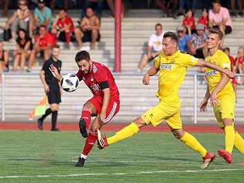 Der Coburger Kapit&auml;n Eric Heinze pr&uuml;fte in dieser Szene den Bayreuther Torh&uuml;ter Sebastian Kolbe mit einem Schlenzer.  Fotos: Timo Geldner