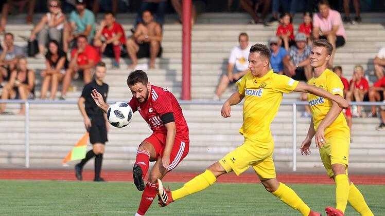 Der Coburger Kapit&auml;n Eric Heinze pr&uuml;fte in dieser Szene den Bayreuther Torh&uuml;ter Sebastian Kolbe mit einem Schlenzer.  Fotos: Timo Geldner
