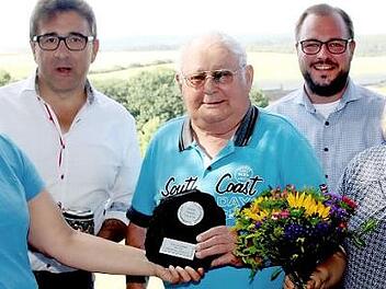 Günter Fellisch (Mitte) wurde auf dem Stramberg zum Ehrenvorsitzenden des Obst- und Gartenbauvereins Obersiemau-Birkach am Forst durch die Vorsitzende Karin Rittweger (links) und die Zweite Vorsitzende Tanja Pohl (rechts) ernannt. Auch Bürgermeister Rolf Rosenbauer (Zweiter von links) und Landrat Sebastian Straubel würdigten die Verdienste von Günter Fellisch.  Foto: Michael Stelzner