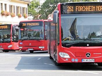 Schüler und Auszubildende sollen im Bereich des Verkehrsverbundes Großraum Nürnberg ab Herbst für einen Euro pro Tag mit dem Bus fahren können.  Foto: Josef Hofbauer/Archiv