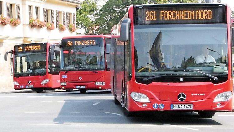 Schüler und Auszubildende sollen im Bereich des Verkehrsverbundes Großraum Nürnberg ab Herbst für einen Euro pro Tag mit dem Bus fahren können.  Foto: Josef Hofbauer/Archiv