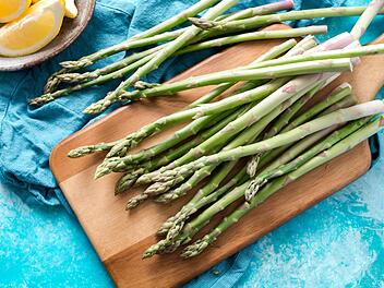 Es ist Spargelzeit und wir verraten Ihnen ein geniales Rezept, das dem "königlichen Gemüse" gerecht wird. Symbolfoto: Christine Siracusa/Unsplash.com.