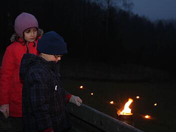 Katie (l.) und Henry entzünden eines der Feuer in Obertrubach. Fotos: Galster