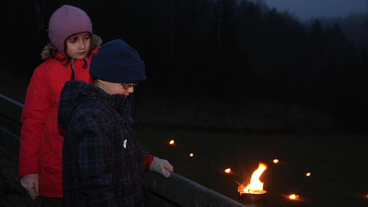 Katie (l.) und Henry entzünden eines der Feuer in Obertrubach. Fotos: Galster