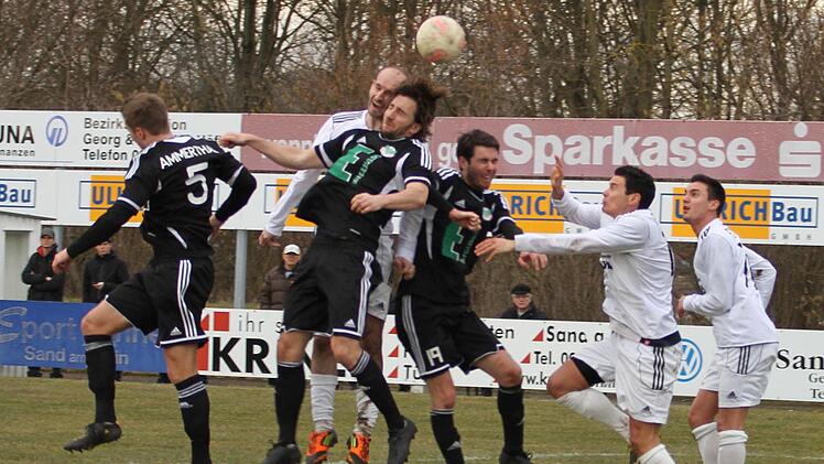 Kopfballduell zwischen dem Ammenthaler Bastian Leikam (3. von links) und Florian Gundelsheimer (2. von links), links der Gästespieler Jan Fischer (Nr. 5) und der Sander Dominik Barth (2. von rechts).