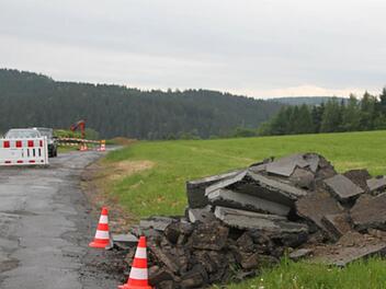 Die Straße zwischen Schindelwald und Vollaufmühle war in einem erbarmungswürdigem Zustand: Der Belag war auf der kompletten Fahrbahnbreite gebrochen. Fotos: Sonja Adam