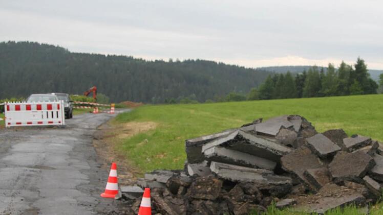 Die Straße zwischen Schindelwald und Vollaufmühle war in einem erbarmungswürdigem Zustand: Der Belag war auf der kompletten Fahrbahnbreite gebrochen. Fotos: Sonja Adam