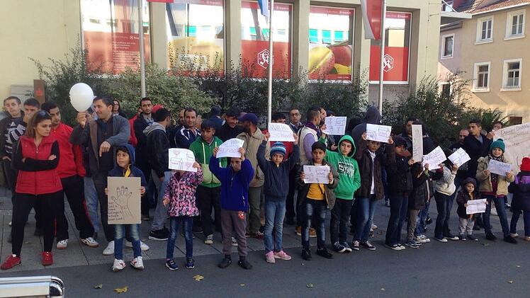 Flüchtlinge aus der Notunterkunft in der Röntgenstraße demonstrierten am Donnerstag vor dem Bad Kissinger Landratsamt für ihre Anliegen.  Foto: Plume