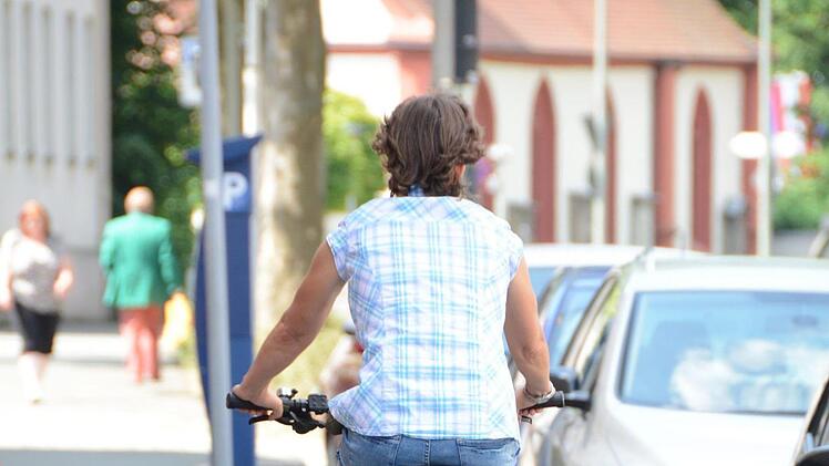 Realität: Wo kein Radweg ist, wird der Gehsteig genutzt, notfalls auf der anderen Straßenseite. Foto: Dagmar Besand