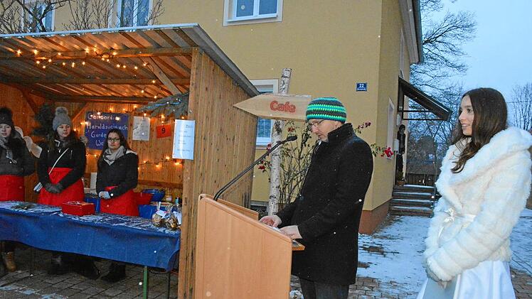 B&uuml;rgermeister Wolfram Thein er&ouml;ffnete zusammen mit "Christkind" Lisa M&uuml;ller-G&auml;rtner den Weihnachtsmarkt in Maroldsweisach.