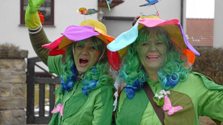 Nicht nur der Daumen ist gr&uuml;n, nein bis in die Haarspitzen sind es die beiden Gemeefelder Blumenwiesen-Pflegerinnen, die Schwestern Manuela Klebrig und Claudia B&uuml;ttner (v.l.).