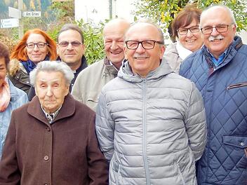 Frieda Kremer feierte zusammen mit ihrer großen Familie, Bürgermeister Gerhard Wunder (li) und Pfarrer Richard Reis ( Sechster v.li.) ihren 95. Geburtstag.  Foto: privat