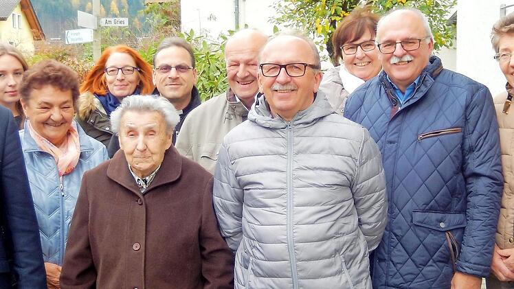 Frieda Kremer feierte zusammen mit ihrer großen Familie, Bürgermeister Gerhard Wunder (li) und Pfarrer Richard Reis ( Sechster v.li.) ihren 95. Geburtstag.  Foto: privat